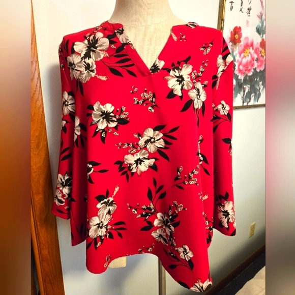 89TH + MADISON RED FLORAL THREE-QUARTER SLEEVED TOP. SIZE LARGE. - Picture 1 of 8
